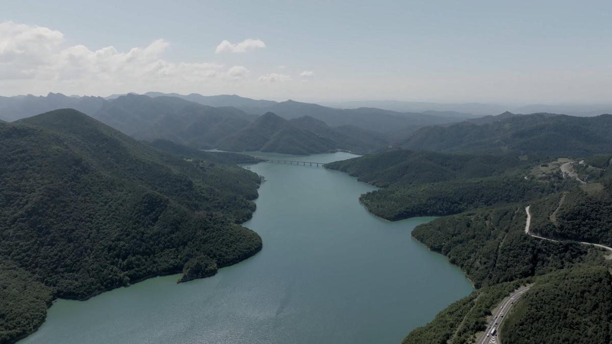 Una vista actual del pantà de la Baells, pràcticament ple