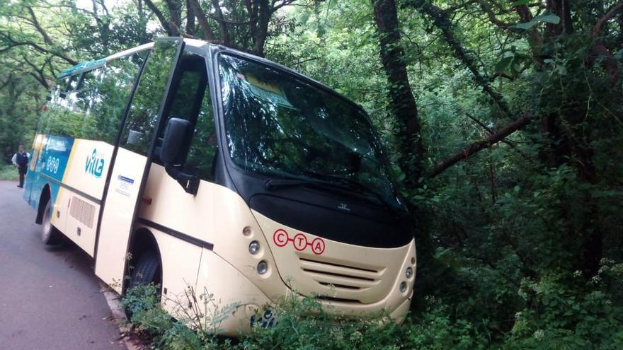 El bus, tal como quedó al caer en la cuneta.