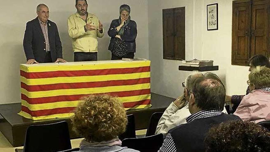 Soler, a la izquierda, durante la asamblea que le eligió.