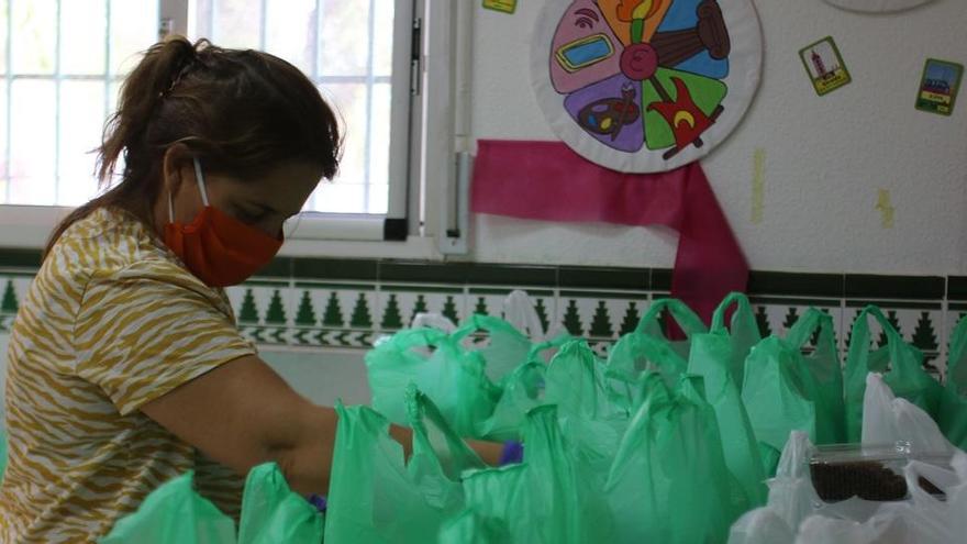 Reparto de comida en el colegio de Los Asperones.