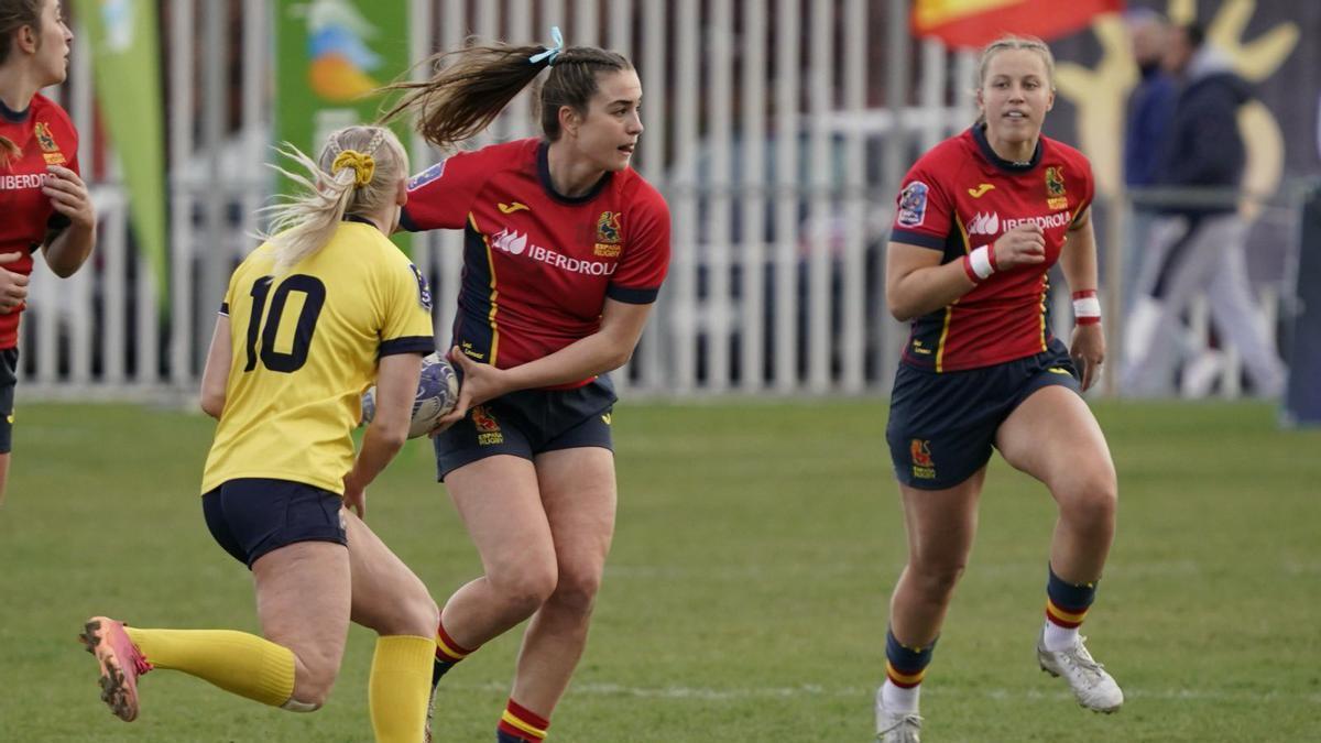 Zahia Pérez acompaña a Alba Vinuesa en un ataque de la selección española