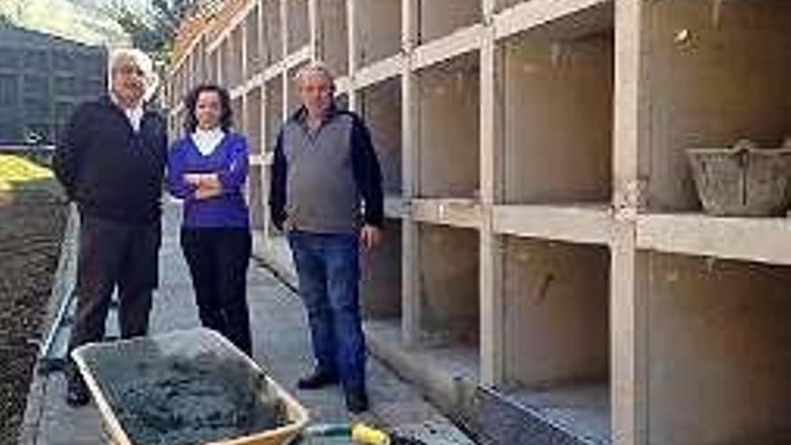 Francisco Fernández y Bernardo Sabino Pérez López (tenientes de alcalde) con Rosa Rodríguez, junto a los nichos.