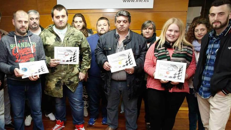 Por la izquierda, Juan Manuel García, Alejandro Martín de Jesús, Eduardo Hernández, Ainhoa Amaro y José Ramón López, con miembros del jurado, en LA NUEVA ESPAÑA de Avilés.