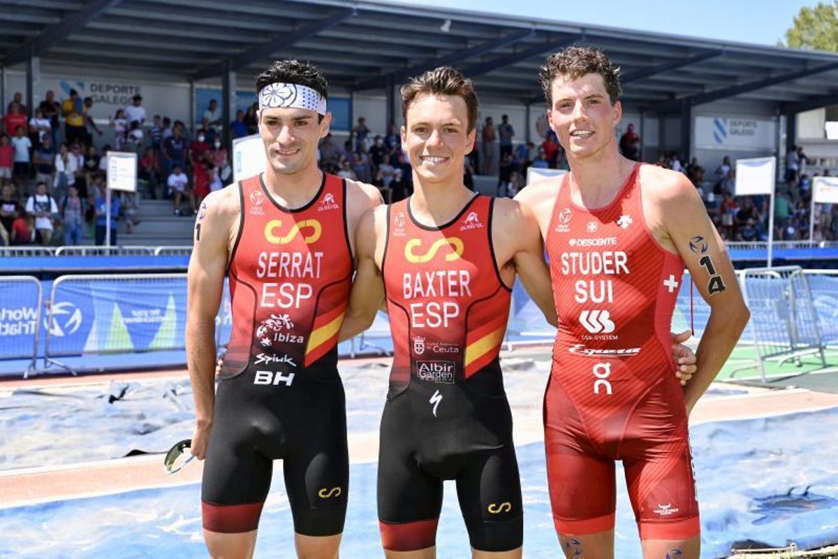 Salida de la natación en la categoría masculina. | // RAFA VÁZQUEZ