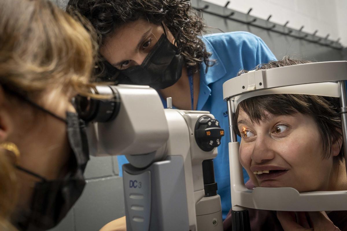 Sant Adrià ofrece revisiones gratuitas de vista y oído a más de 600 personas vulnerables