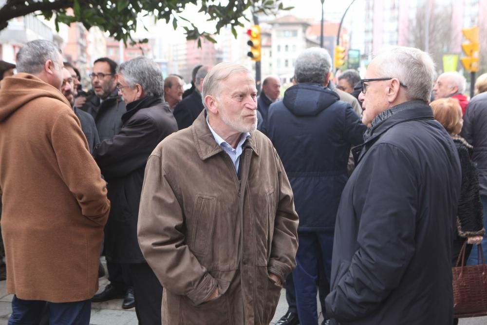 Multitudinaria despedida a Julio Puente