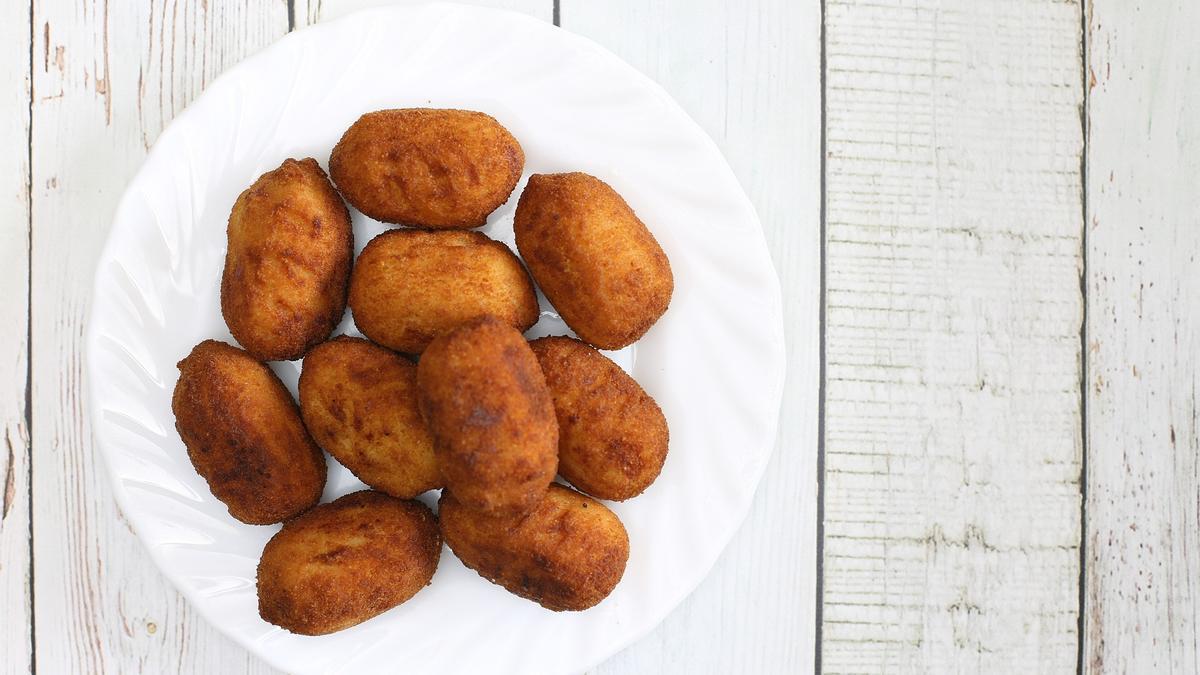 Un plat de croquetes