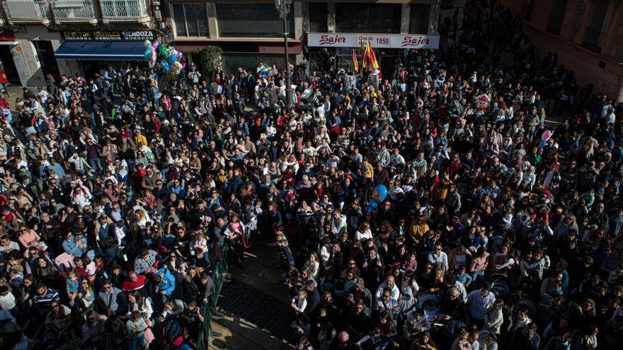 Los Reyes reparten en Cartagena 40.000 peluches y seis toneladas de caramelos