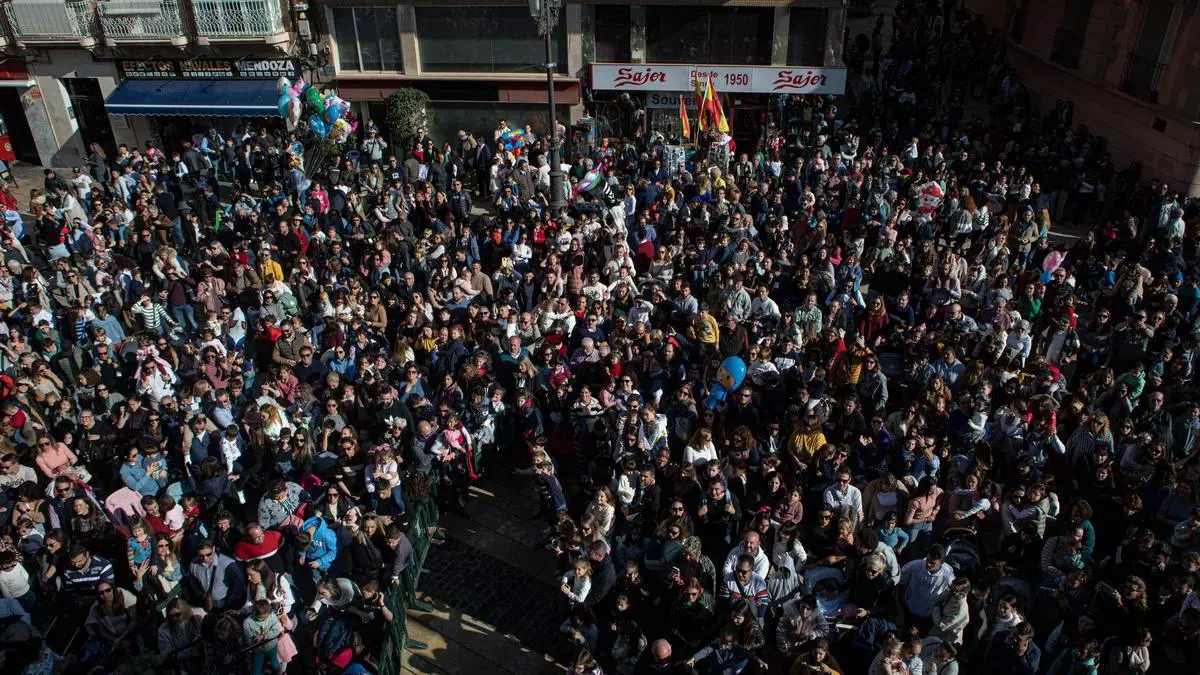 Los Reyes reparten en Cartagena 40.000 peluches y seis toneladas de caramelos