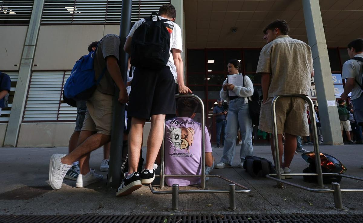 Estudiantes antes de entrar a los exámenes de la PAU 2025 en la UPV.