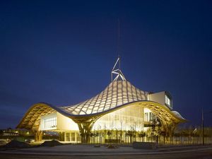 El centro Pompidou de París, el segundo museo de arte contemporáneo del mundo después del MOMA de Nueva York, inaugura su primerasucursalen Metz, en el noroeste de Francia. El edificio de auquitectura contemporanea es la primera obra de arte que el visitante verá.