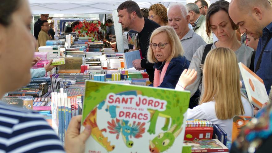 Figueres viu un Sant Jordi multitudinari