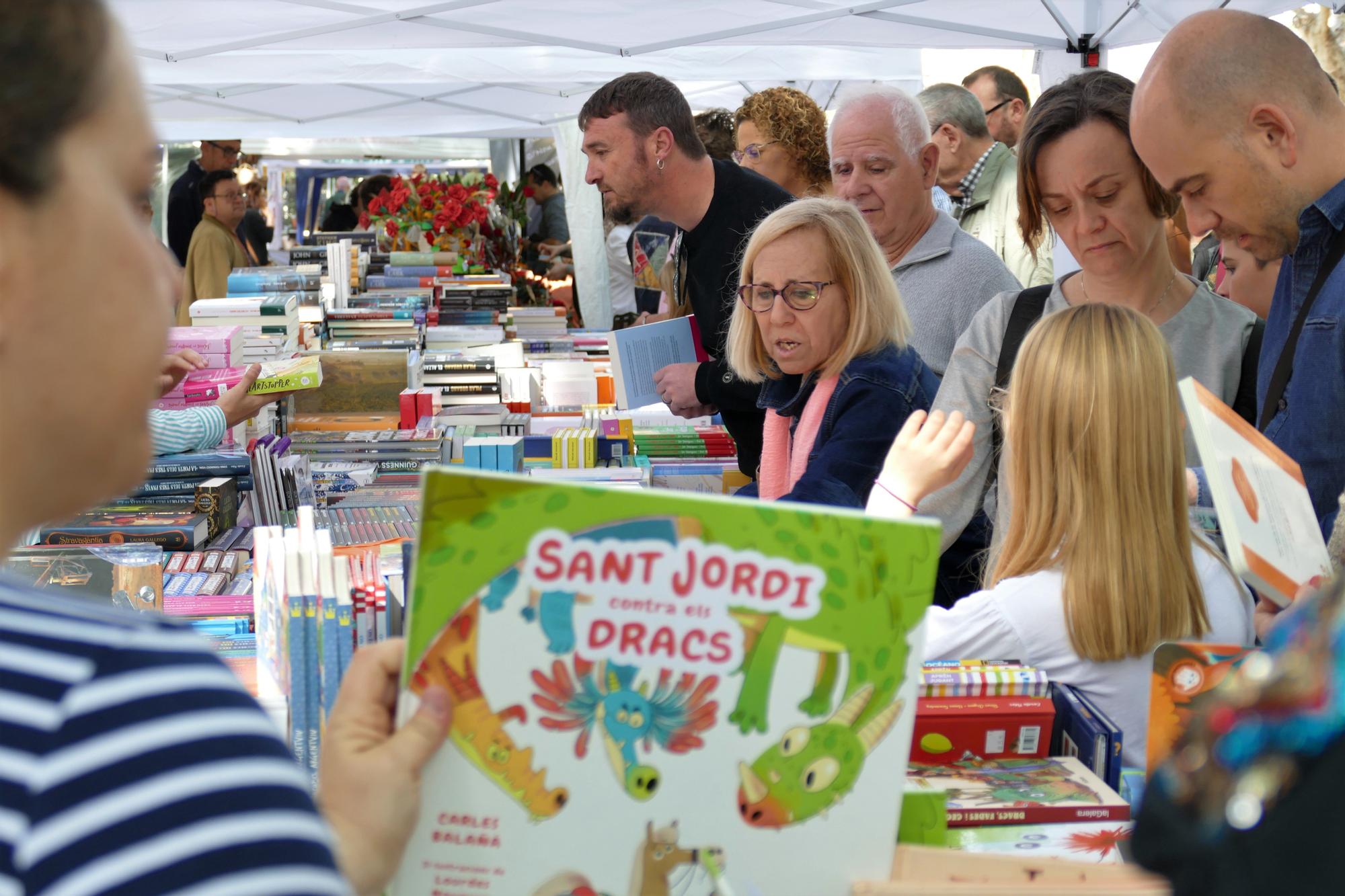 Figueres viu un Sant Jordi multitudinari