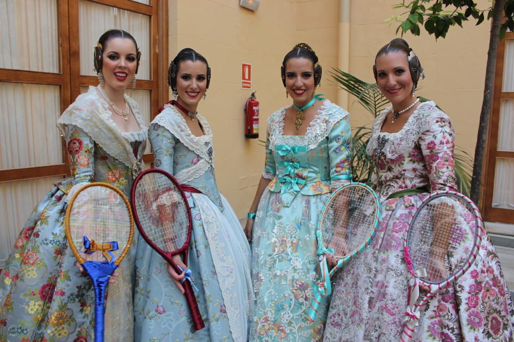 Tres generaciones de falleras en la Batalla de Flores