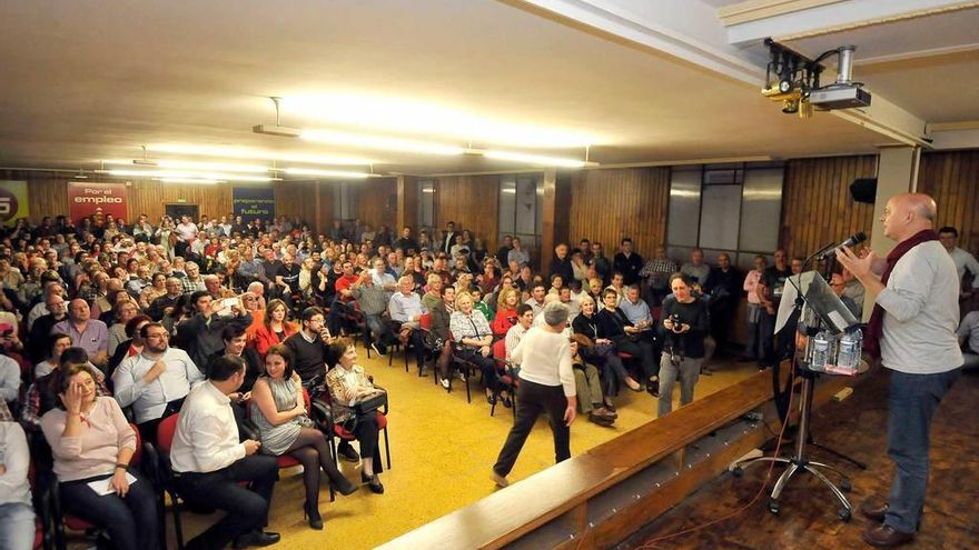 Odón Elorza, durante su intervención en la Casa del Pueblo de Mieres, que estaba a rebosar.