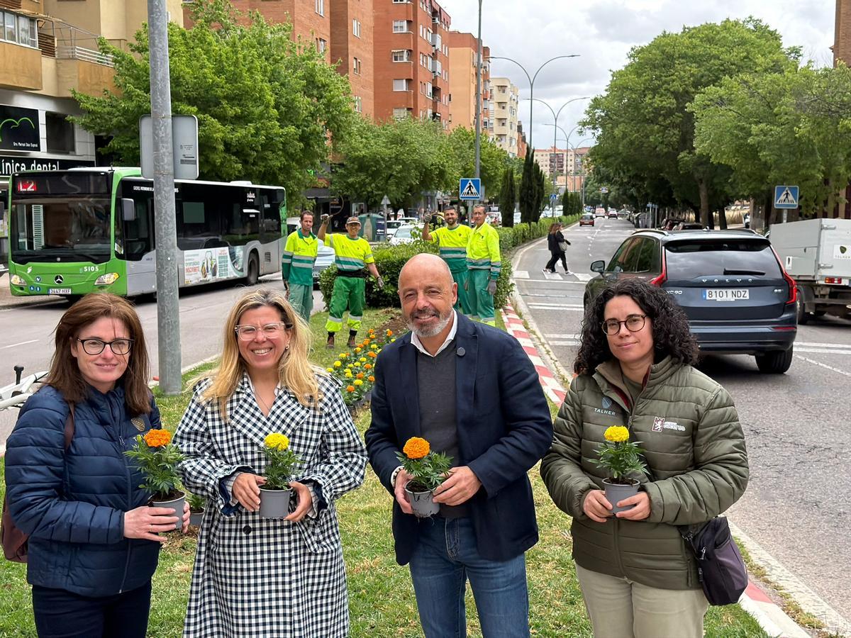 Pedro Muriel, en una plantación de flores de temporada.