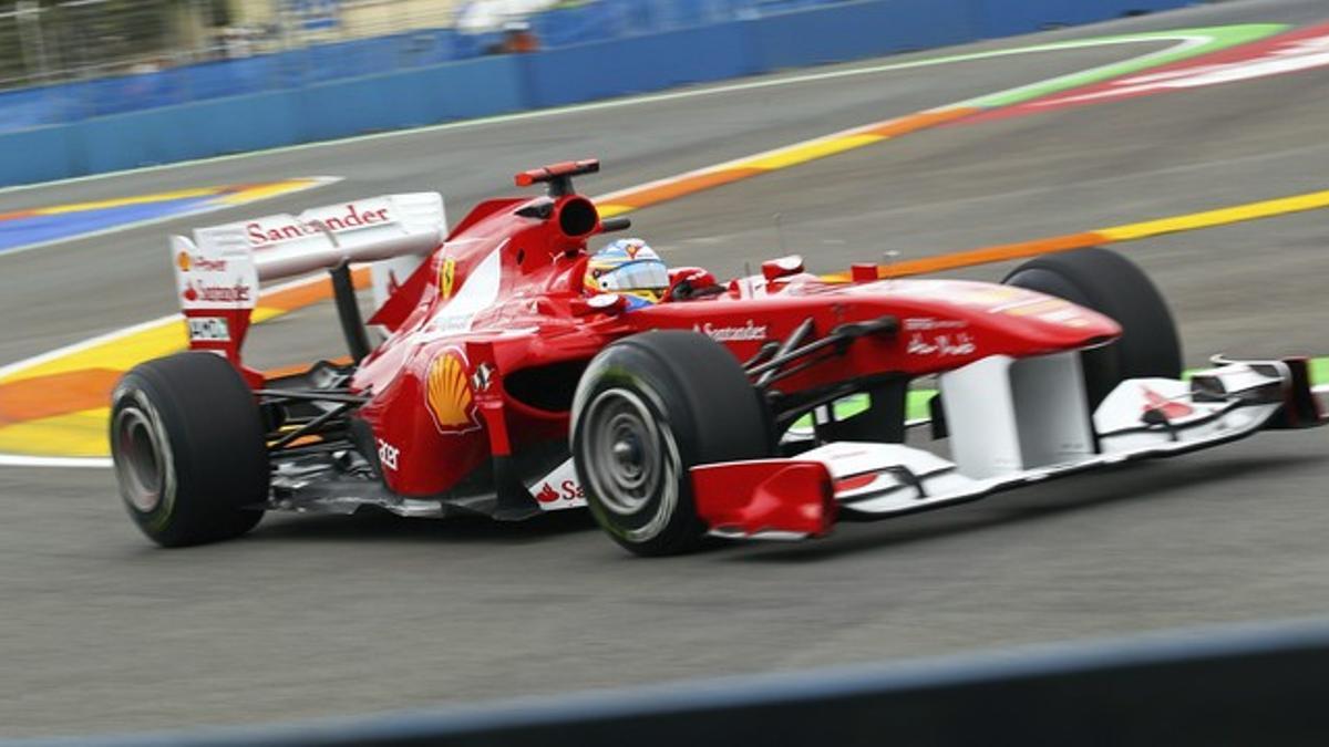 Alonso rueda con su Ferrari durante la primera sesión de entrenamientos libres del Gran Premio de Europa de F-1 en el circuito urbano de Valencia.
