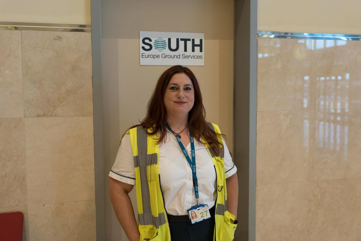 Carmen López-Lago, trabajadora polivalente de South en el Aeropuerto de Badajoz.