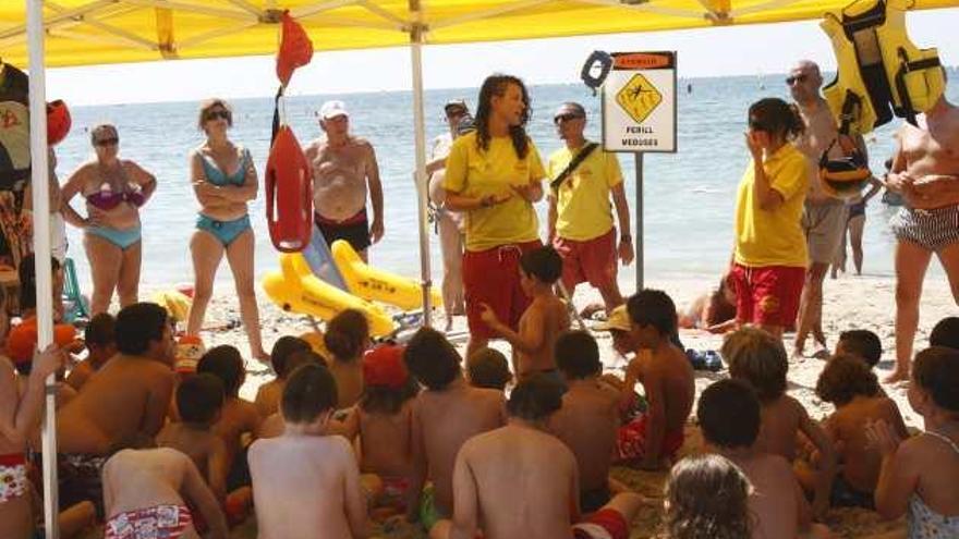 Los niños se divierten y aprenden sobre la playa en las charlas de los socorristas.