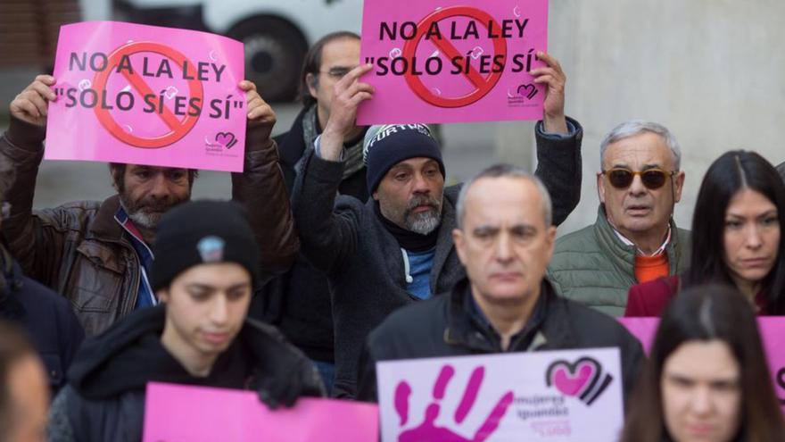 Participantes en la protesta, ayer, en Lugo.  | // CARLOS CASTRO/E.PRESS