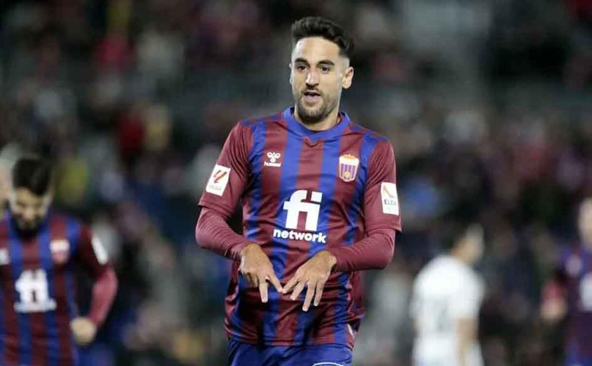 Iván Chapela celebra un gol con el Eldense.