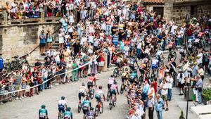 El público anima a los ciclistas de la Vuelta.