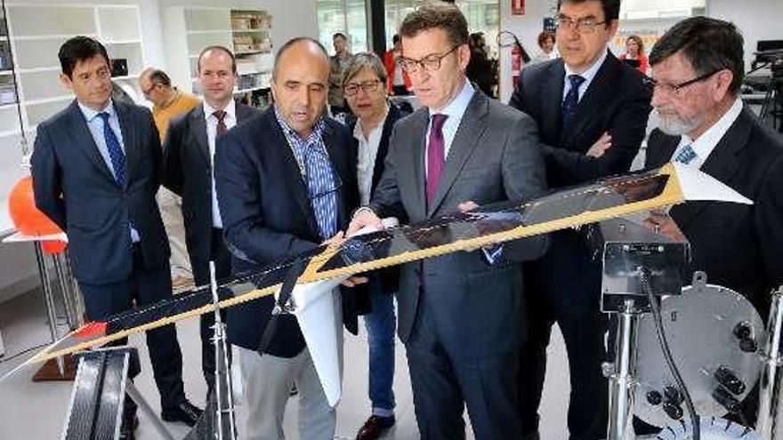 Feijóo observa el dron "Tunadrone". // Marta G. Brea