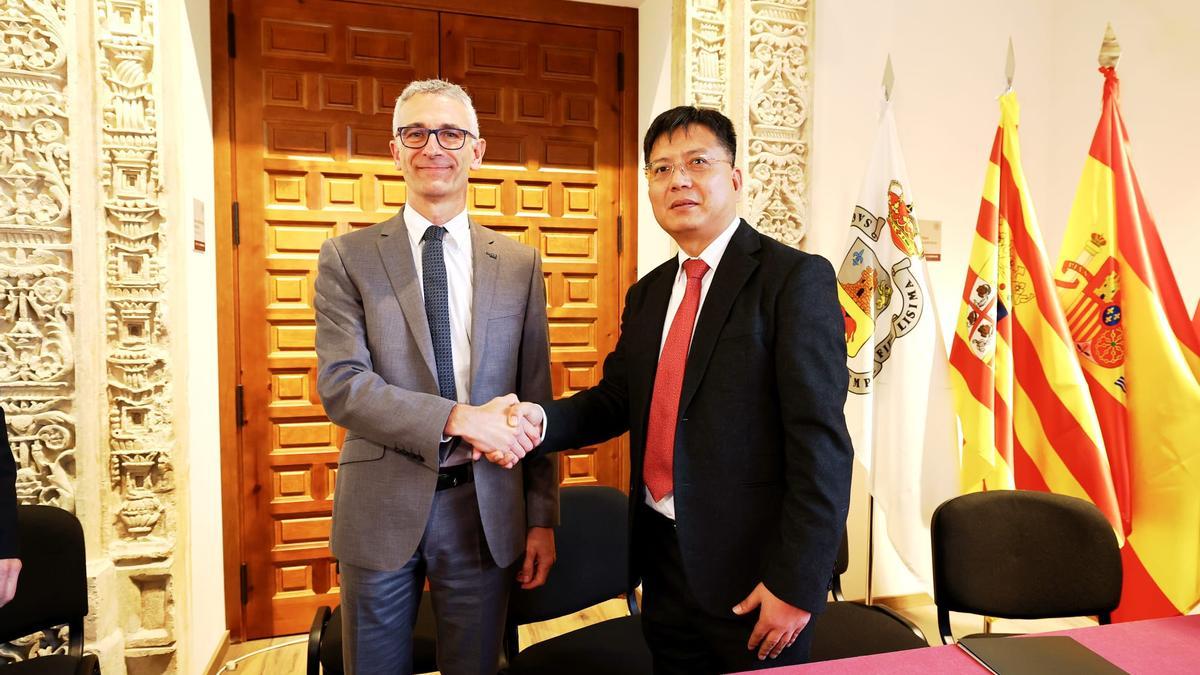 Jon Zuazo, director gerente de Fagor Ederlan, y Jiang Jianqiang, CEO de Duoli Technology, se estrechan las manos en Borja tras la firma del acuerdo.