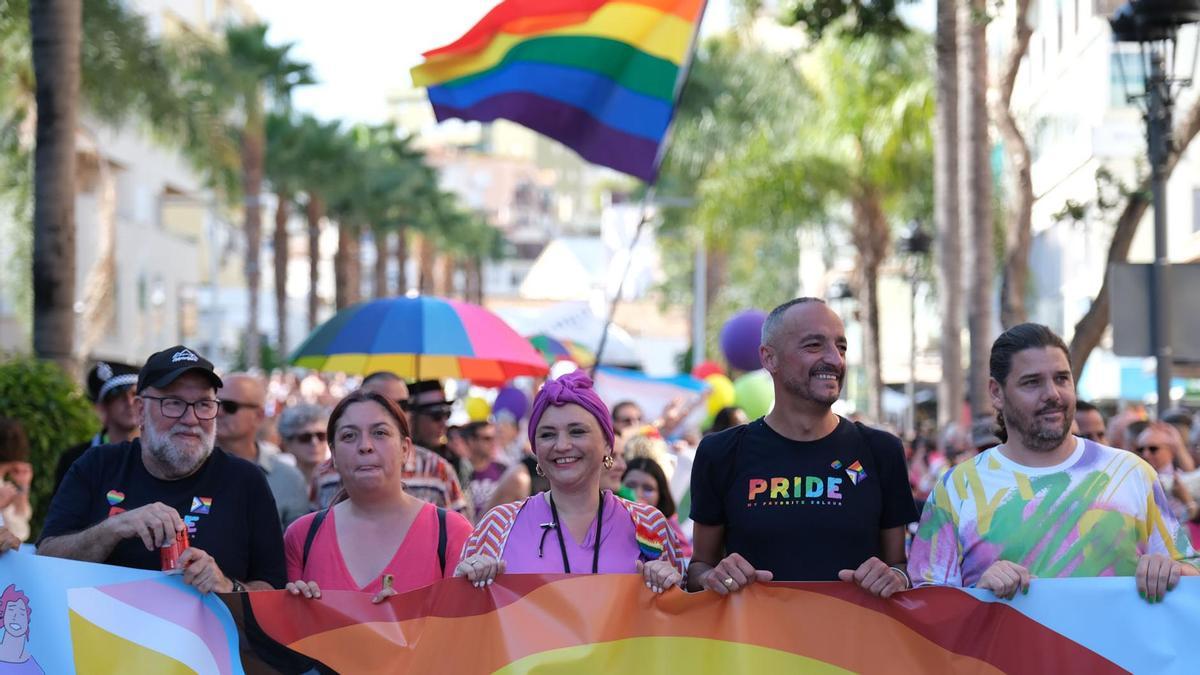 La alcaldesa de Torremolinos, Margarita del Cid, junto a asistentes al desfile del Pride.