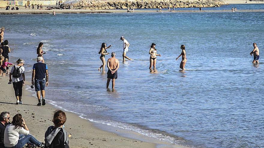 Bañistas en la playa alicantina del Postiguet el 29 de enero