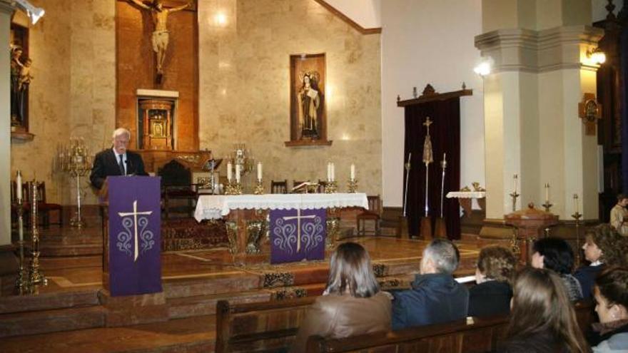 Manolo Marina, ayer, durante el pregón de la Semana Santa, en la iglesia de Infiesto.