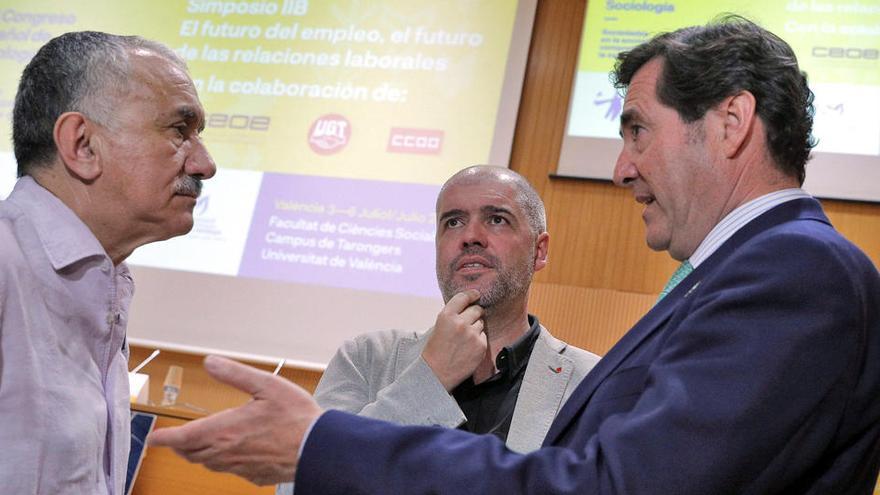 El presidente de la patronal CEOE, Antonio Garamendi (dcha), conversa con los secretarios generales de UGT, Pepe Álvarez, y CCOO, Unai Sordo.