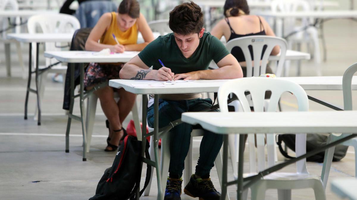 Estudiantes realizando los exámenes de acceso a la universidad en el pabellón de As Travesas, en Vigo. // Marta G. Brea