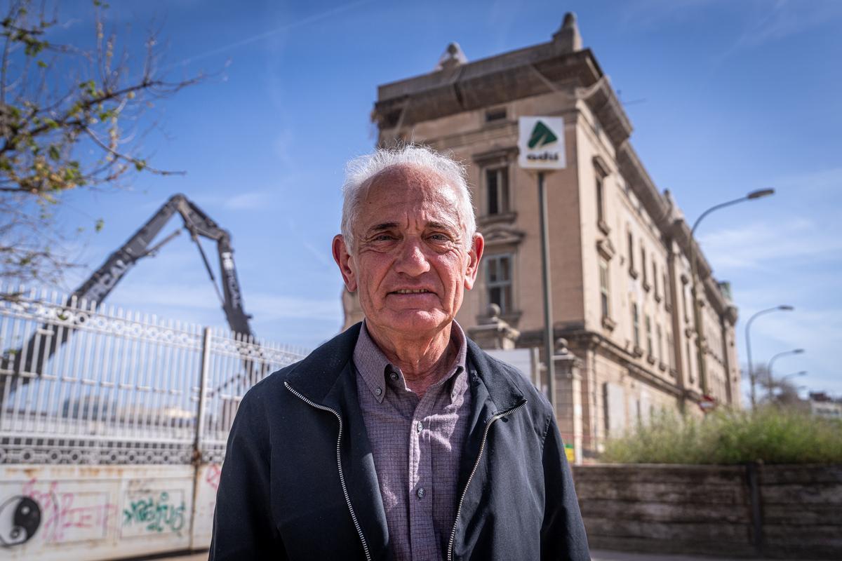 Empieza el derribo de la centenaria estación de mercancías de La Sagrera