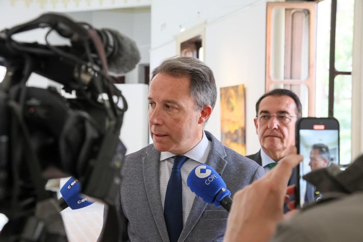 Fulgencio Gil durante su comparecencia ante los medios.