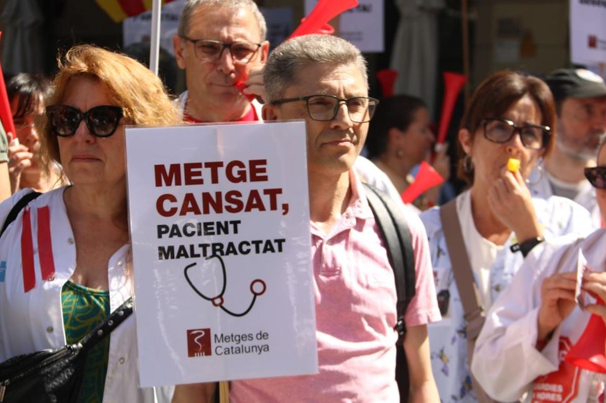 Home reivindicant, amb un cartell de metge cansat