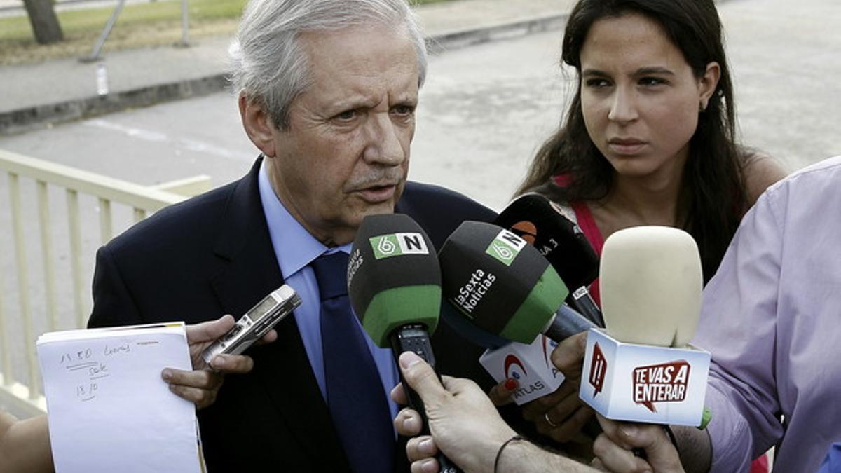 El abogado Javier Gómez de Liaño atiende a los medios tras su reunión en la prisión madrileña de Soto del Real con el extesorero del PP Luis Bárcenas.