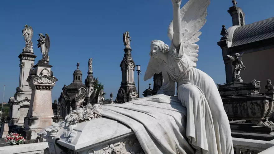 Cambios en la icónica figura del cementerio de Avilés: los marqueses de San Juan de Nieva rehabilitan su panteón en La Carriona