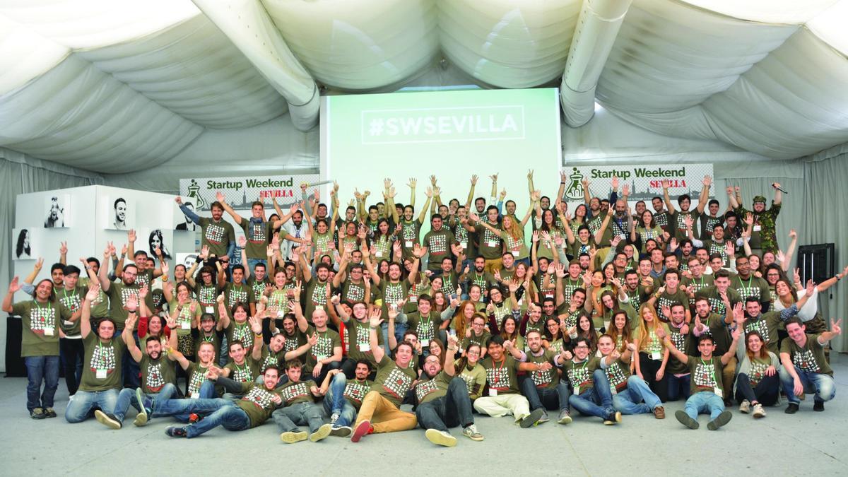 Fotografía de grupo de los participantes en la Startup Weekend Sevilla, el pasado fin de semana en EUSA Campus Universitario. / El Correo