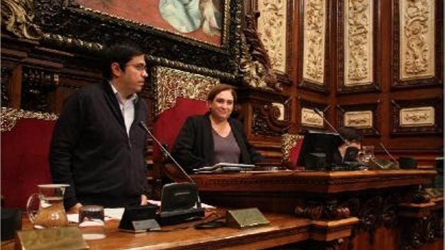 El primer tinent d&#039;alcalde, Gerard Pisarello, i l&#039;alcaldessa, Ada Colau, durant la sessió plenària d&#039;ahir.