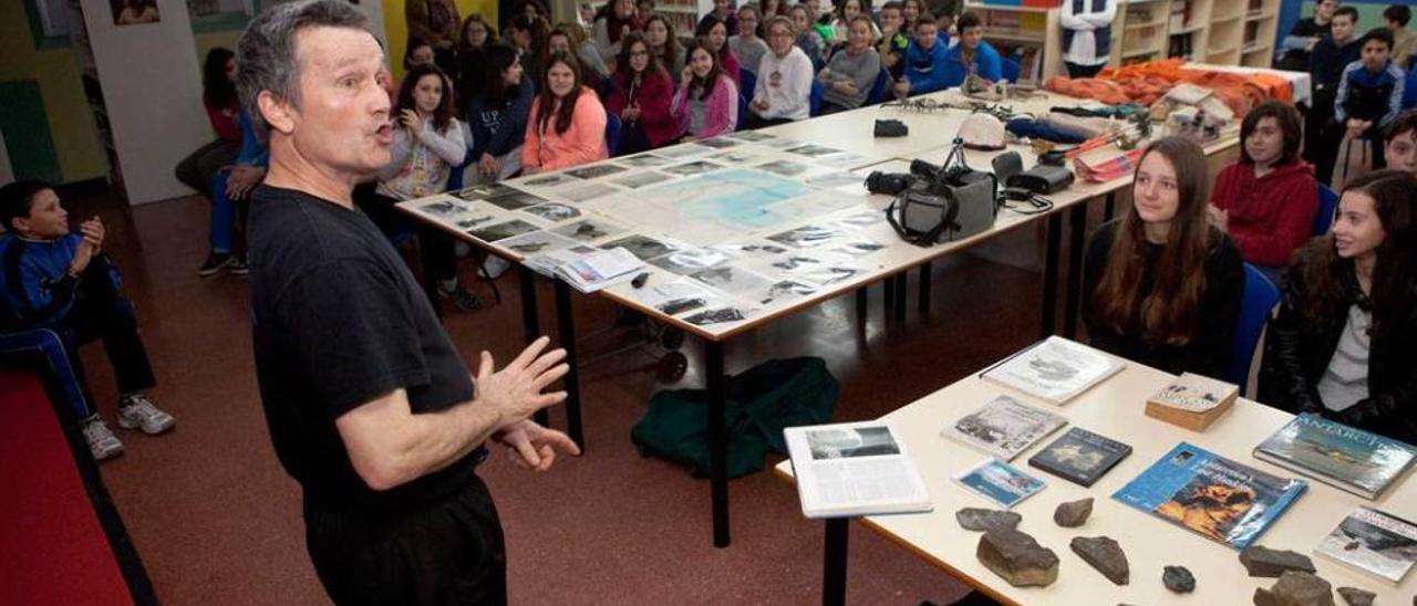 John Ball narra sus expediciones a la Antártida en presencia de los alumnos del IES Padre Feijoo. A la izquierda, en la tarima, su hijo Daniel, que tradujo simultáneamente las palabras de su padre al resto de compañeros.