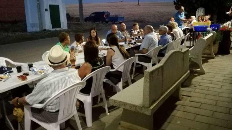 Los vecinos de Abezames conversan en la cena de hermandad.