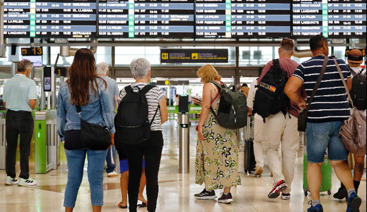 Pasajeros en el área de salidas de un aeropuerto de Canarias.
