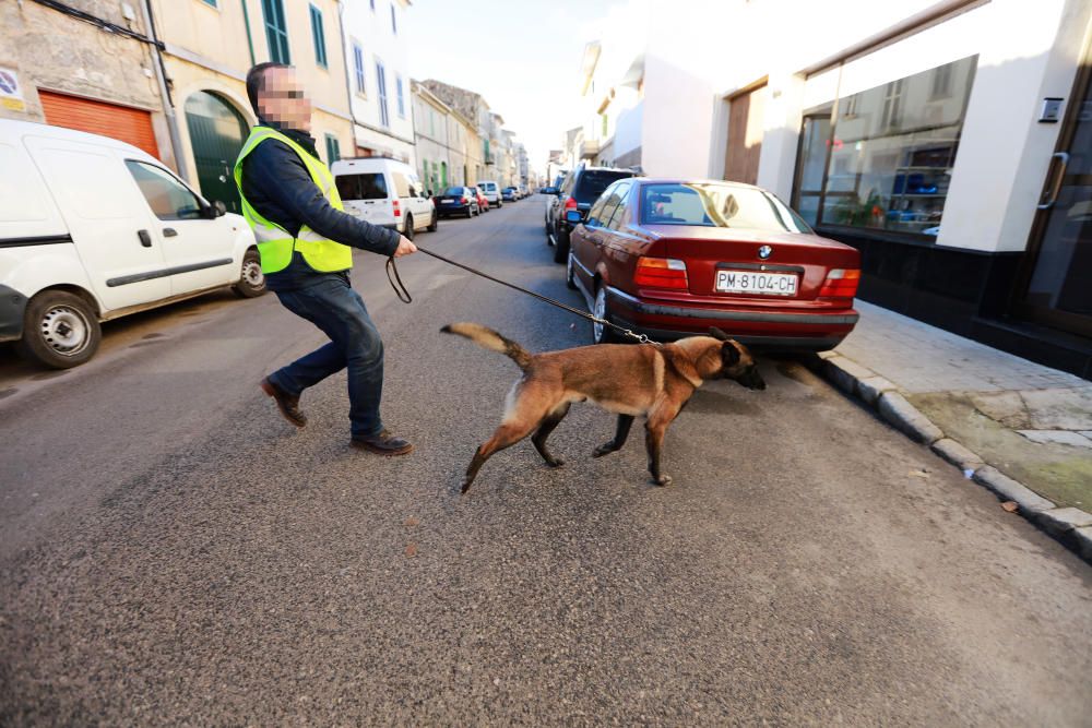 Ein Rauschgift-Kommando der spanischen Guardia Civil hat am Dienstag (31.1.) in mehreren Dörfern auf Mallorca nach Umschlagplätzen für Drogen gesucht. Dabei wurden mindestens vier Verdächtige vorläufig festgenommen.