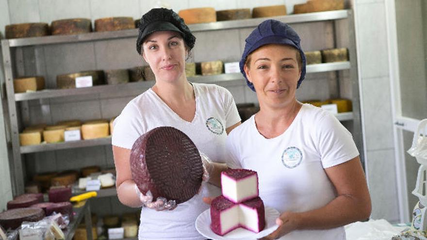 Las hermanas Elizabeth y Saray Rodríguez posan en la Quesería Felipa con quesos de vino tinto y tuno indio.