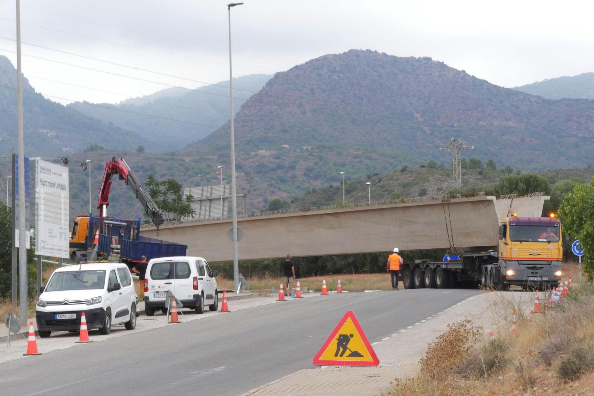 La compleja llegada de la primera megaviga para el puente industrial de la Vall, en imágenes