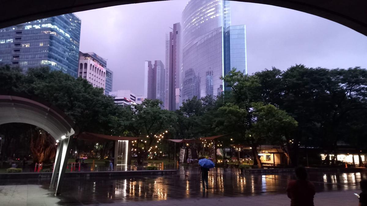 Vista nocturna de Makati, el distrito financiero de Manila.