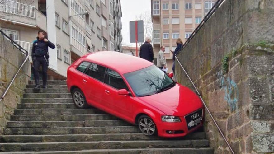 El coche tras caer por las escaleras en el centro de Ourense.