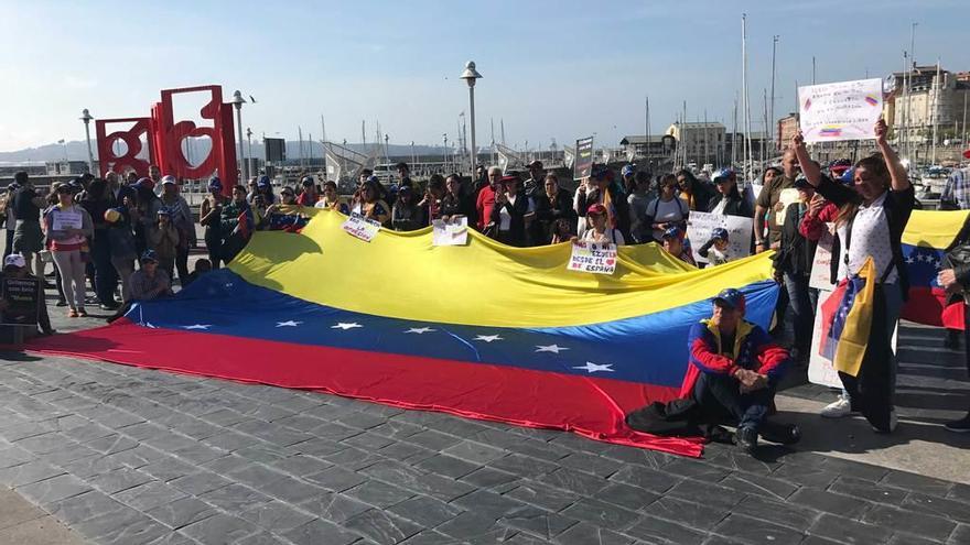 Parte de los manifestantes, ayer, en el acto de protesta contra el régimen de Maduro.