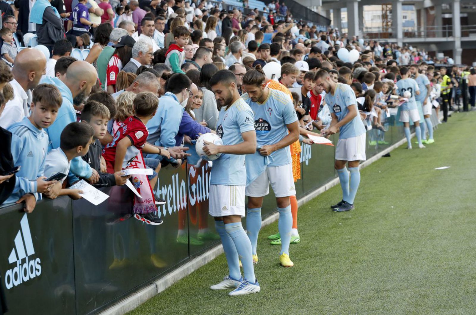 Los futbolistas firman autógrafos a los seguidores al final del acto.  | // JOSÉ LORES